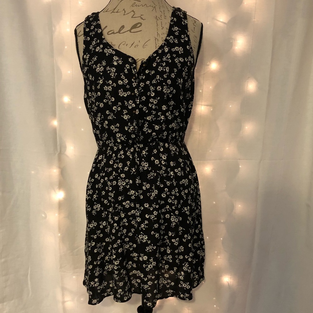 1[Forever21] Black & White dress exposed back